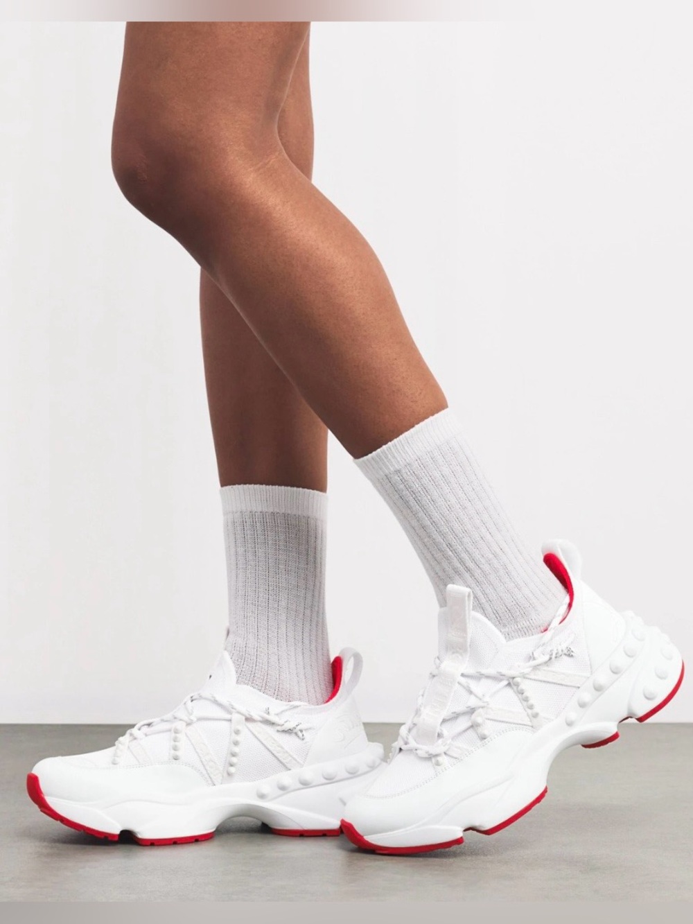 CHRISTIAN LOUBOUTIN TRAILNRUN WHITE LEATHER SNEAKERS RED DETAIL SPIKES LOGO SZ40